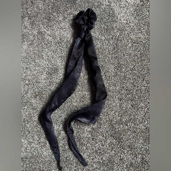 FOREVER 21 NAVY SATIN HAIR TIE!
OSFA - Picture 6 of 6